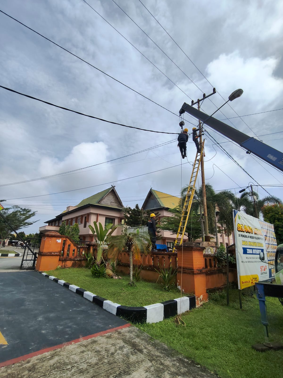 Perusahaan Umum Daerah (Perumda) Tuah Sekata Tangani Gangguan Kabel SKUTR di Pengadilan Negeri Pelalawan